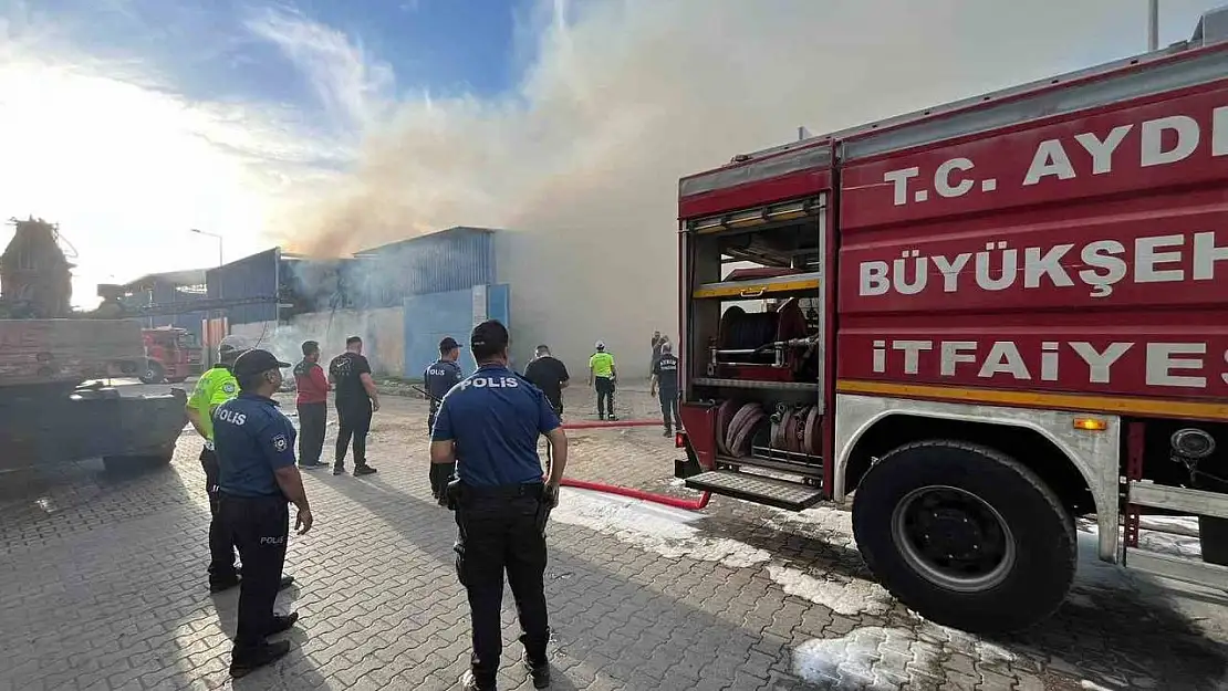 Nazilli'deki hurdacıda yangın çıktı: 2 kişi dumandan etkilendi