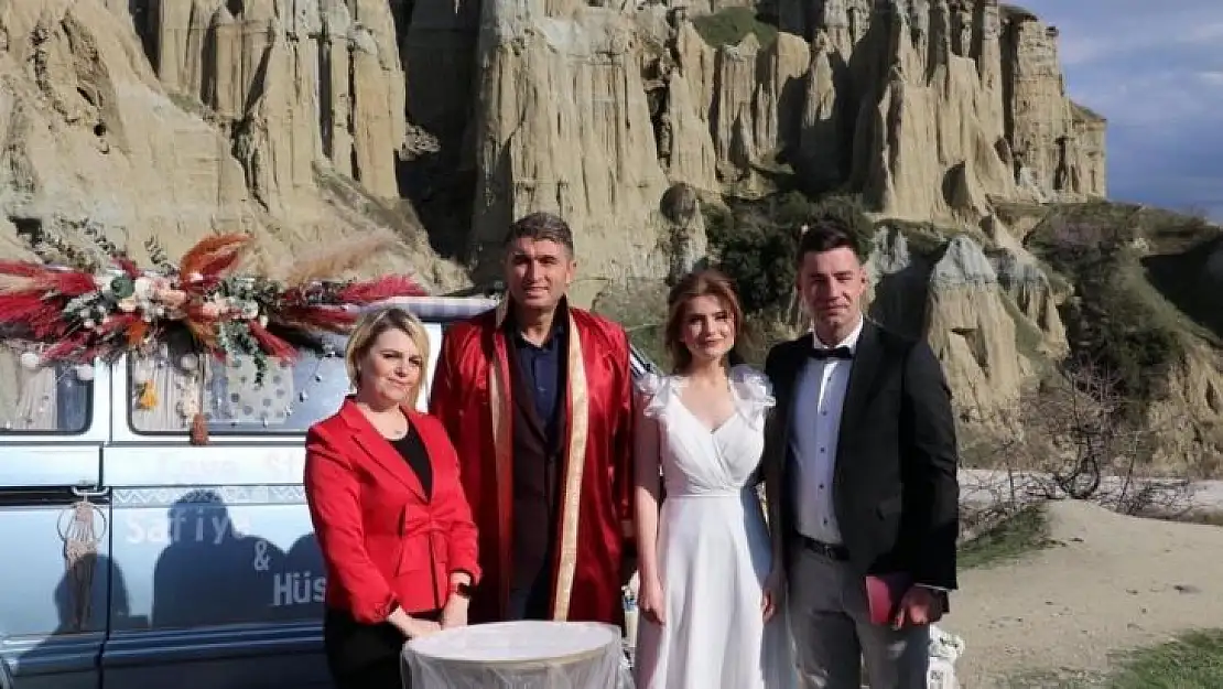 Nikahlarını Kula Peribacaları'nda kıydılar