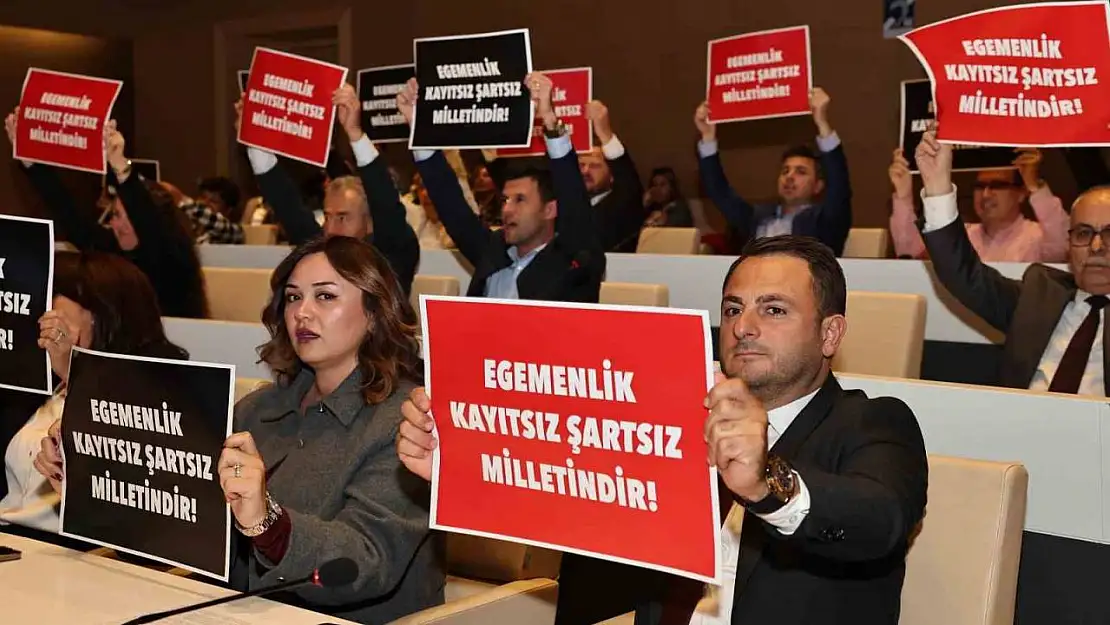 Nilüfer Belediye Meclisi'nde kayyım protestosu