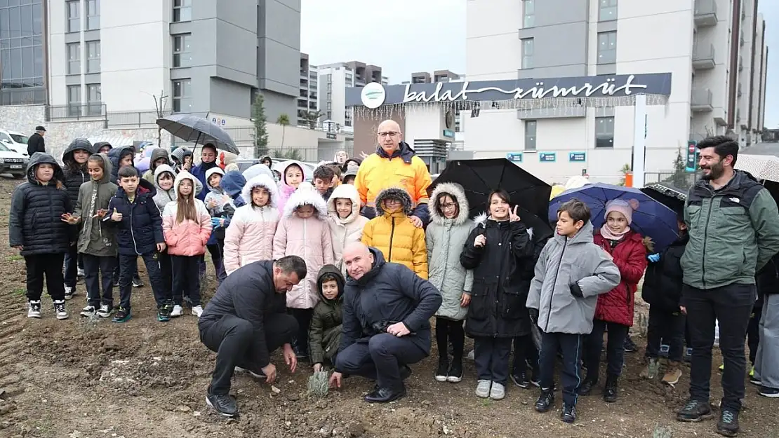 Nilüfer'de çocuklar gelecek için fidan dikti