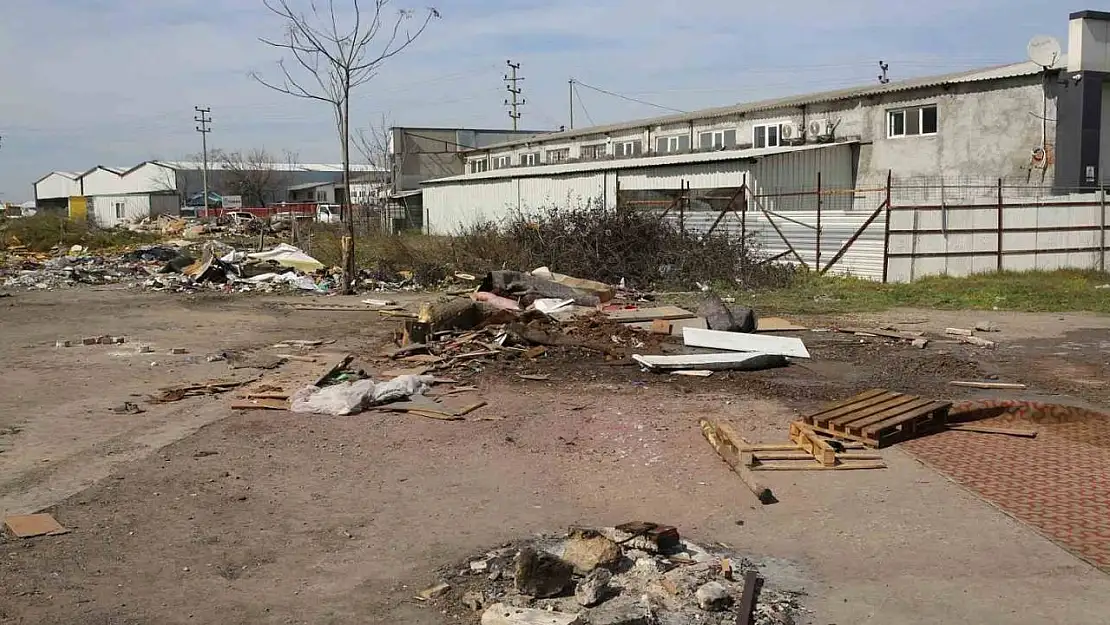 Nilüfer'de görüntü kirliliğine neden olan çadırlar kaldırıldı