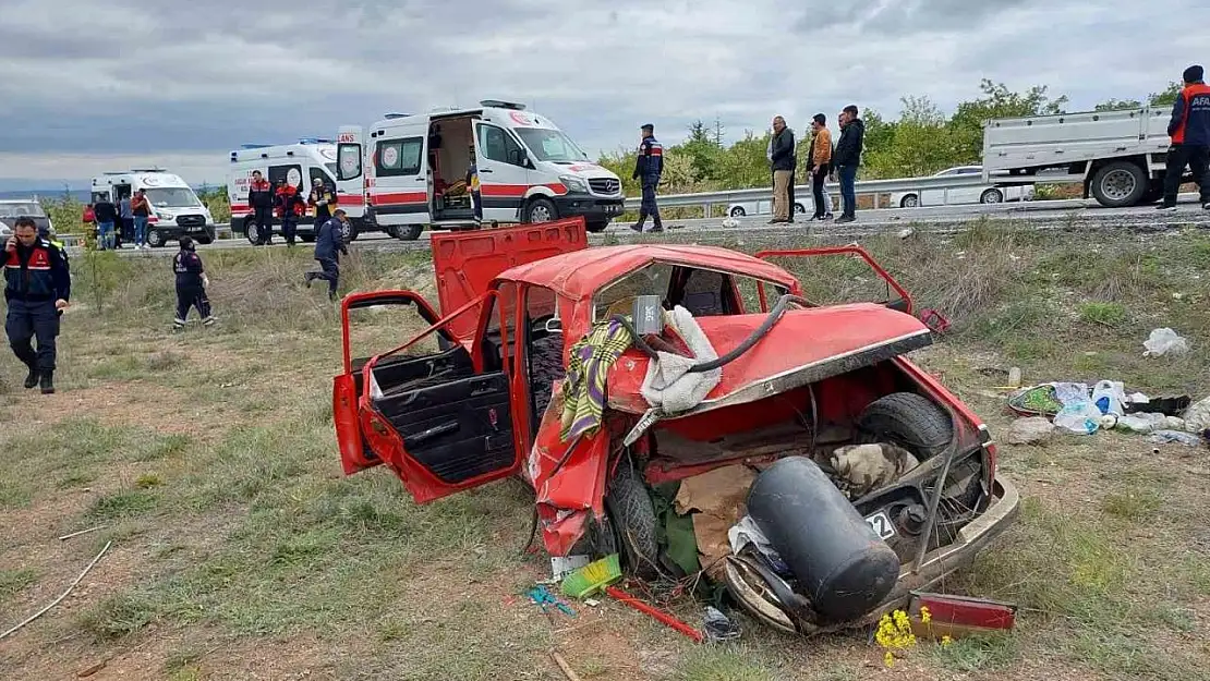 Nişan merasimi dönüşü otomobil ile kamyonet çarpıştı: 1 ölü, 5 yaralı