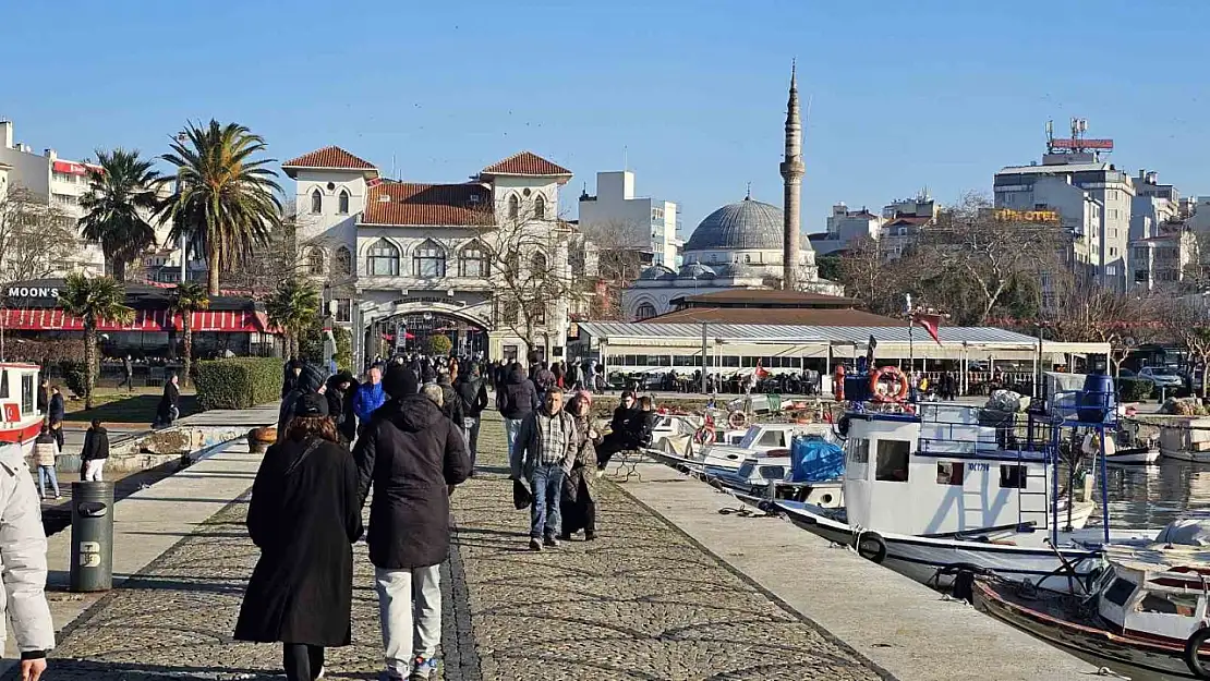 Ocak ortasında güneşli havayı gören Bandırmalılar sahile akın etti