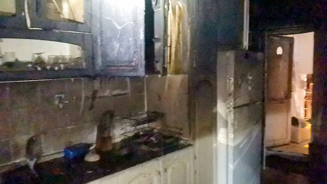 Ocakta unutulan yemek yangına sebep oldu