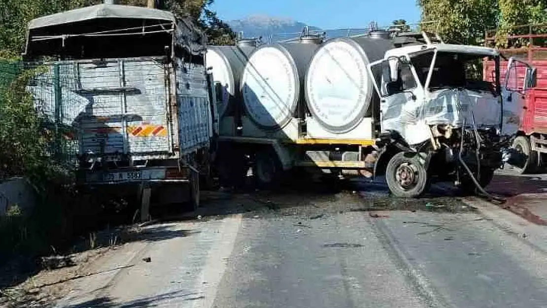 Ödemiş'te kamyonlar kafa kafaya çarpıştı: 2 yaralı