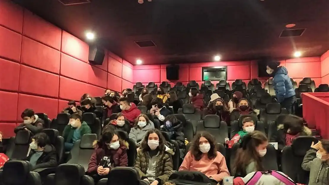 Öğrencilere yarıyıl hediyesi sinema bileti oldu