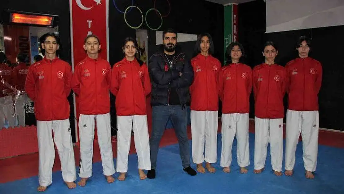 Öğrencilerinin dersleri aksayınca spor salonunu 'etüt salonu'na dönüştürdü