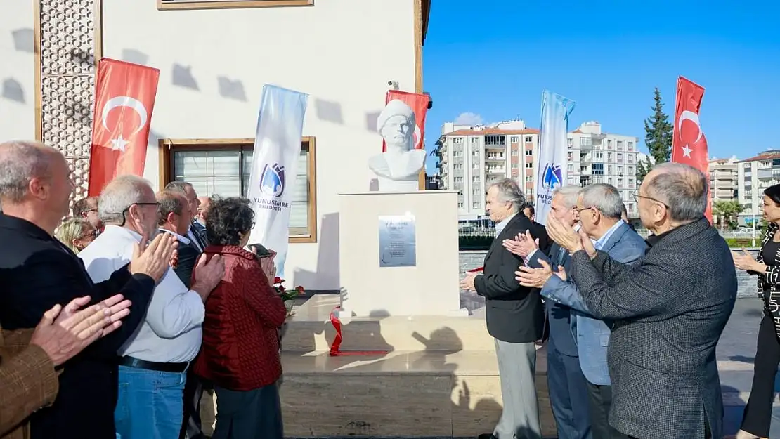 Öğretmeninin hediyesini meydana dikti