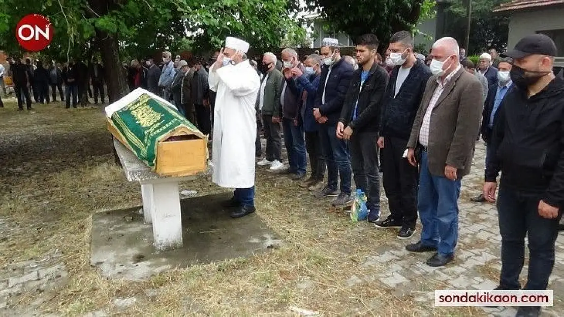 Oğulları tarafından öldürülen anne ve baba toprağa verildi