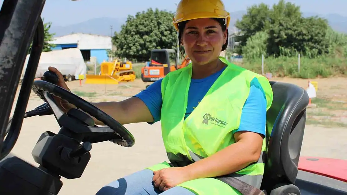 Ojeli tırnaklarıyla direksiyon başına geçti, Söke'nin ilk kadın operatörü olmak için adım attı