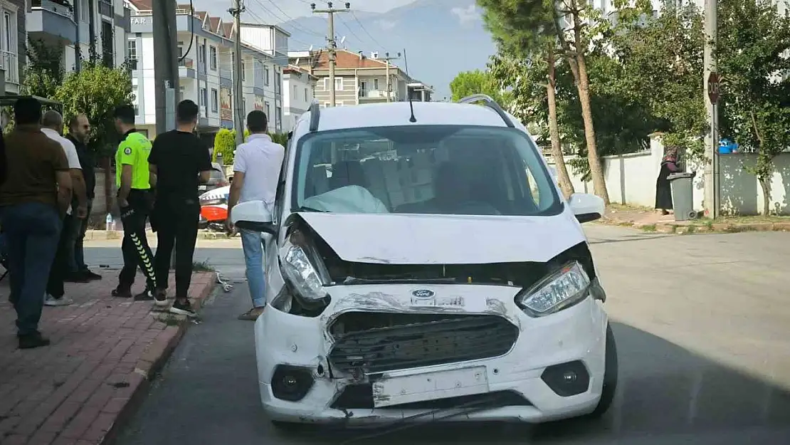 Okul servisi ile hafif ticari araç çarpıştı: 8'i öğrenci 11 yaralı