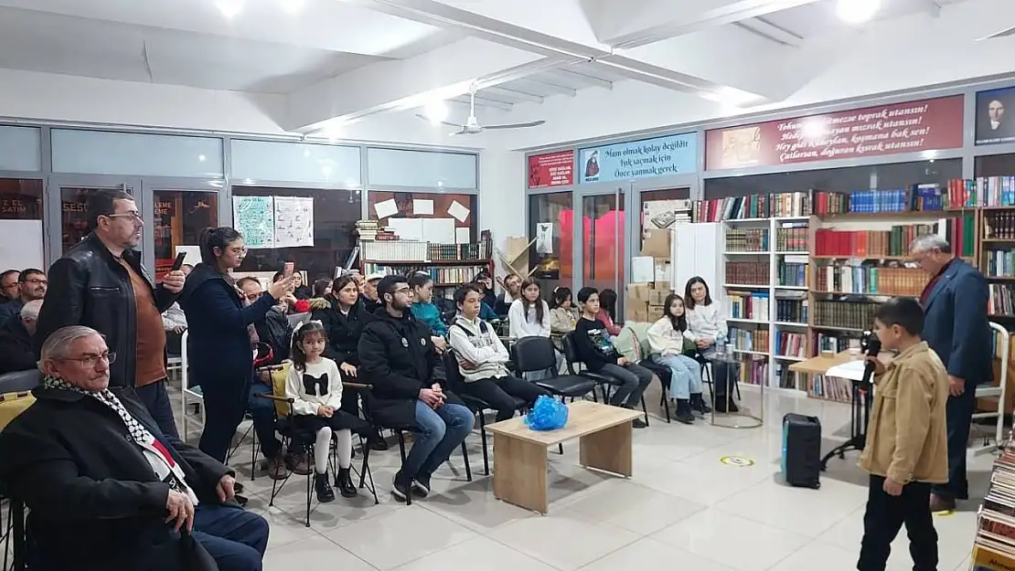 Okul servisinde öğrendikleri şiirleri ailelerine okudular