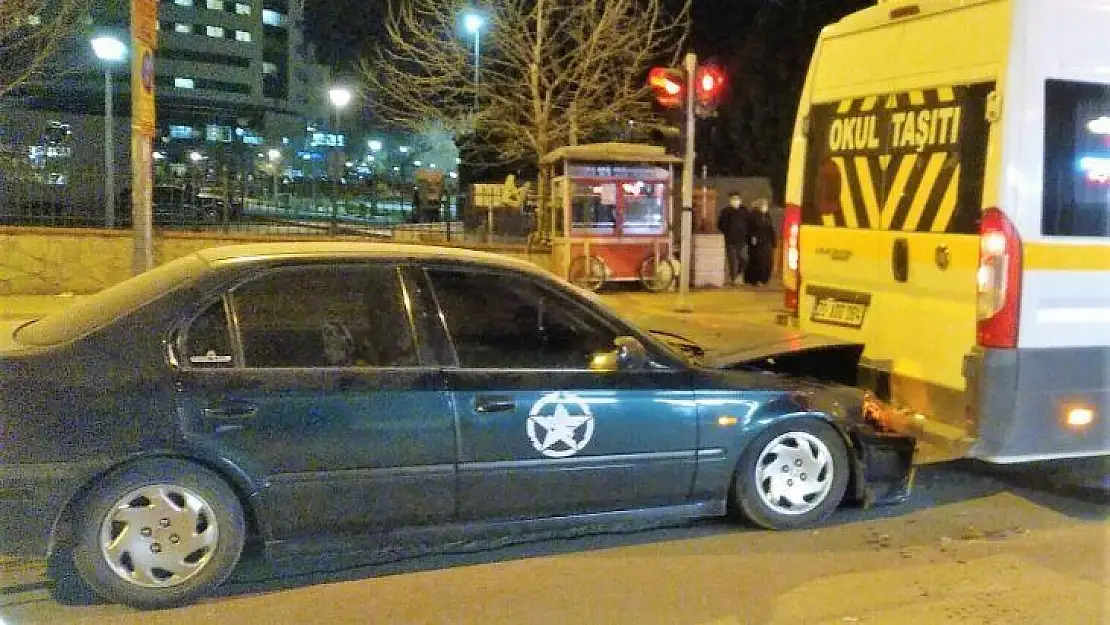 Okul servisiyle otomobilin çarpıştığı kazada 1 kişi yaralandı