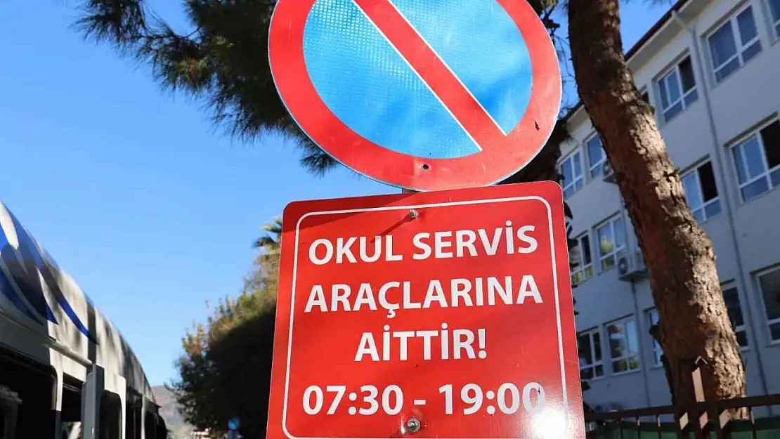 Okul servislerinin yerine park eden özel araçlar, servis şoförlerini zora sokuyor