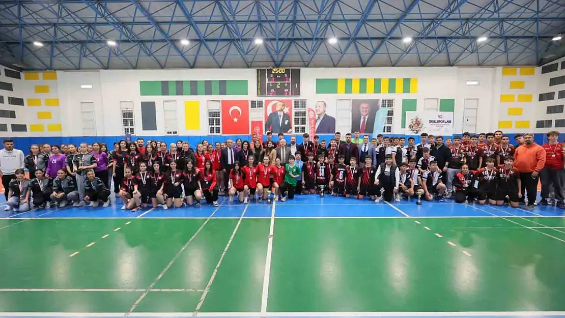 Okul sporları hentbol gençler müsabakaları sona erdi