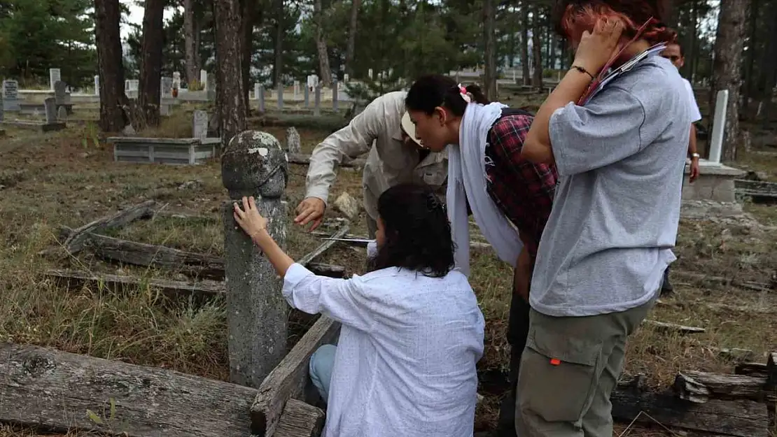 Okunamayan mezar taşlarında geçmişin izleri aranıyor