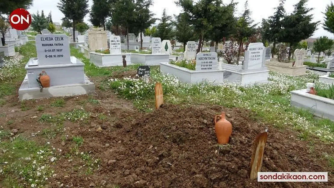 Öldü diye defnettikleri babalarını hastanede görünce şok oldular