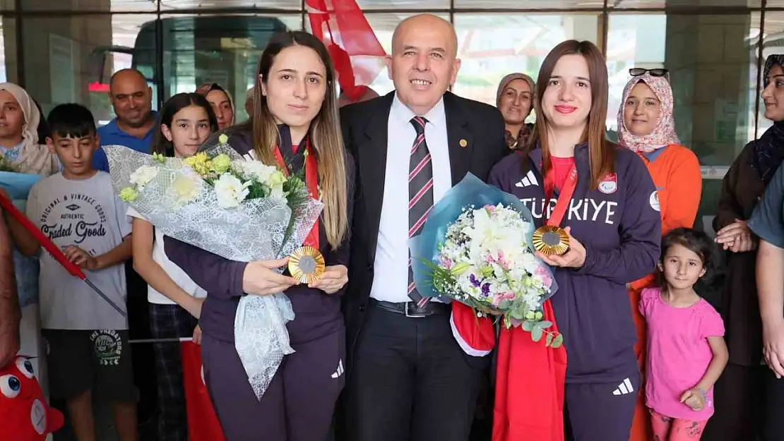 Olimpiyat şampiyonları çiçeklerle karşılandı