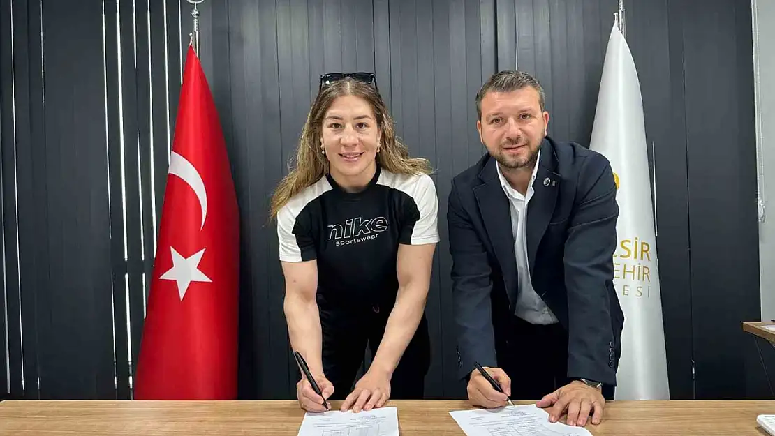 Olimpiyatlar öncesi milli güreşçi Yasemin Adar Yiğit ile sözleşme yenilendi