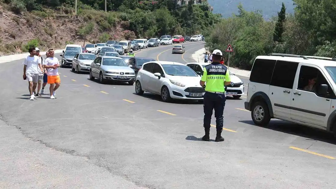 Ölüdeniz'de bayram yoğunluğu Trafik kitlendi, plajlar doldu