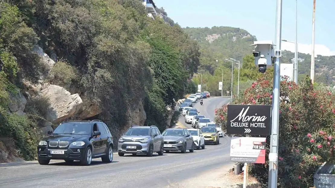 Ölüdeniz'e tatilci akını, uzun araç kuyruğu oluştu