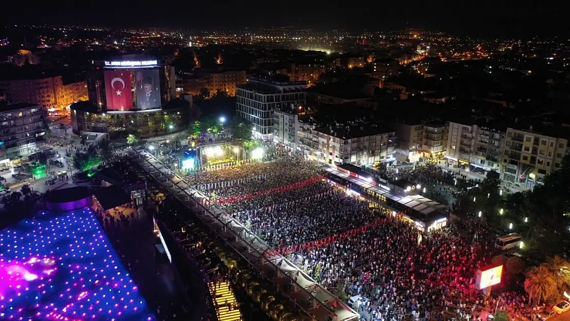 On binlerce Aydınlı, kurtuluş coşkunu Haluk Levent konseri ile yaşadı