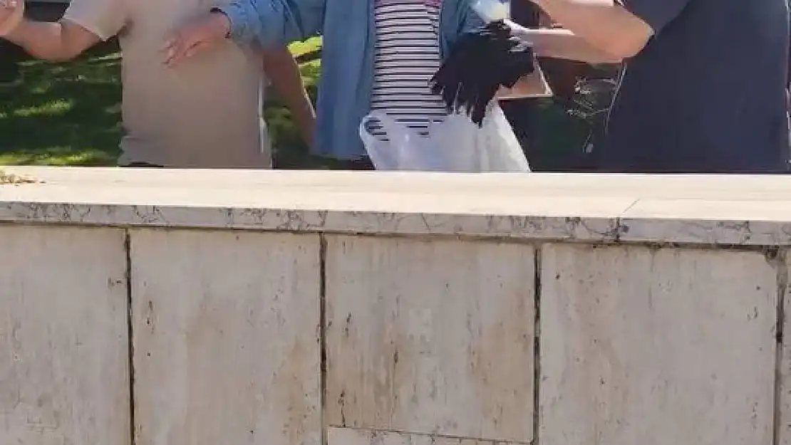 Önce küfürler, sonra yumruklar havada uçuştu