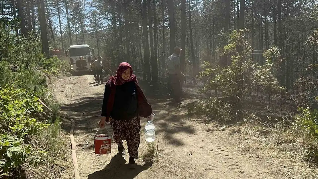 Orman yangınında yürekleri serinleten detay