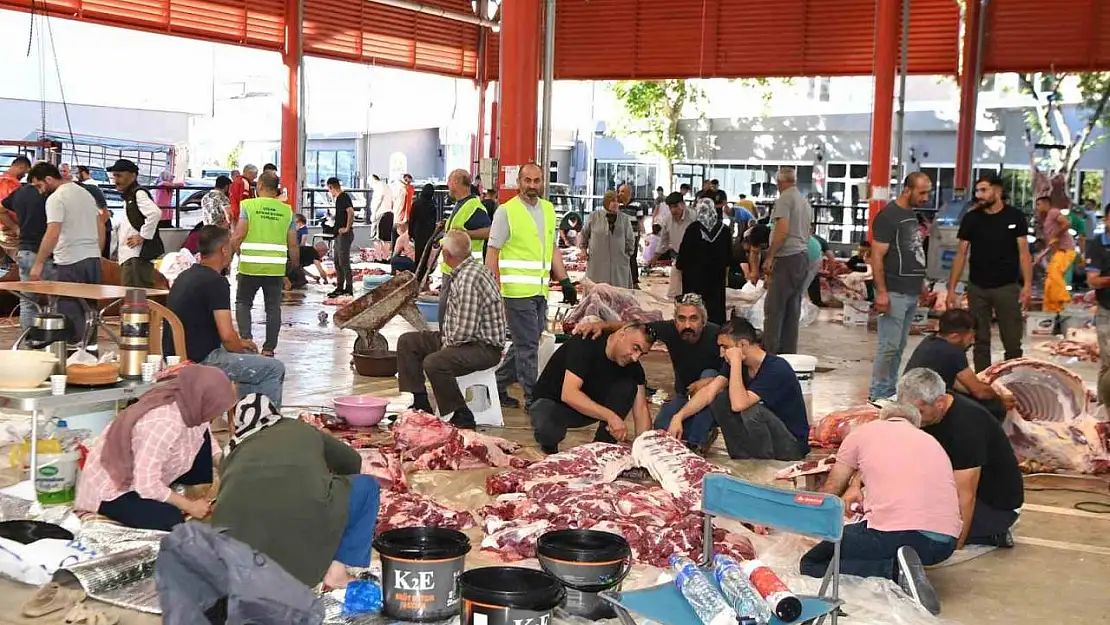 Osmangazi'de kurbanlıklar hijyenik ortamlarda kesildi