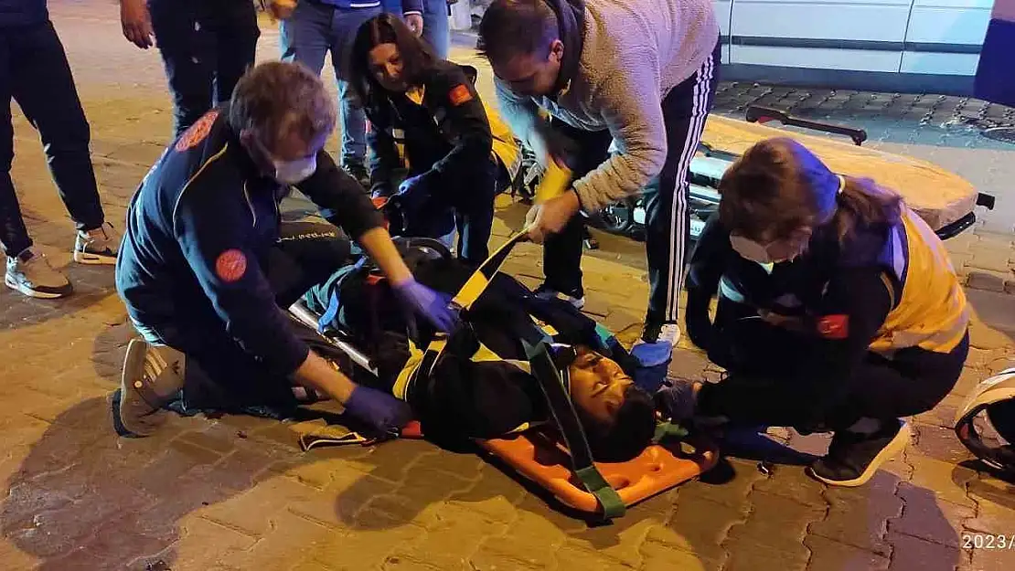 Otomobil çarpmasıyla sürüklenen motosiklet sürücüsünün hayatını başındaki kask kurtardı