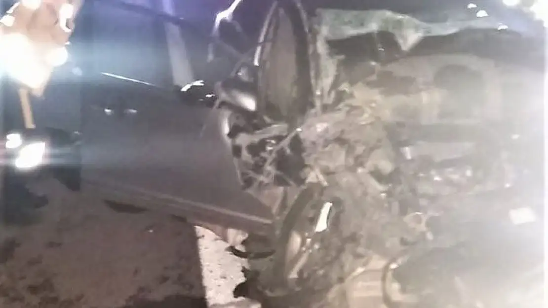 Otomobil çekiciye çarptı: 3'ü ağır 4 yaralı