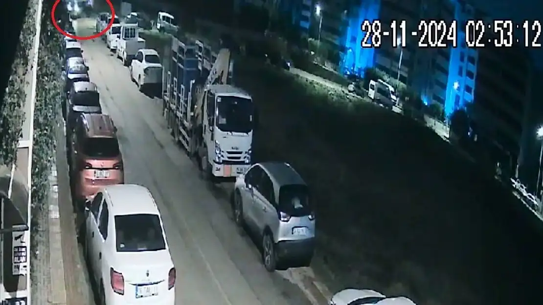 Otomobil ile çarpışan servis minibüsünün yan yattığı kaza kamerada: 8 yaralı