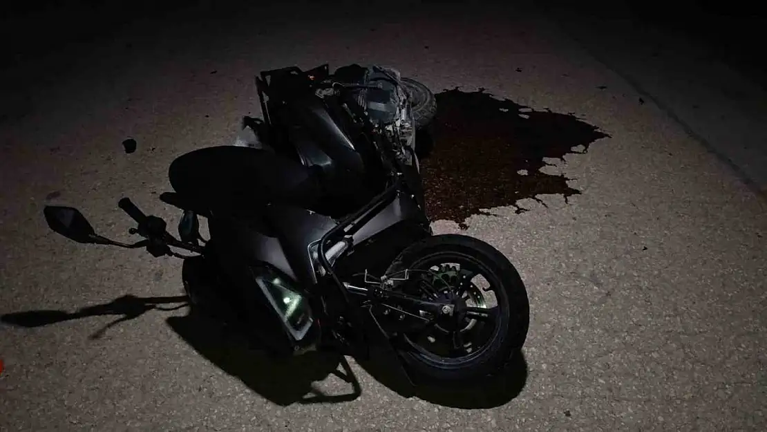 Otomobil ile motosiklet kafa kafaya çarpıştı: 1'i ağır 2 yaralı