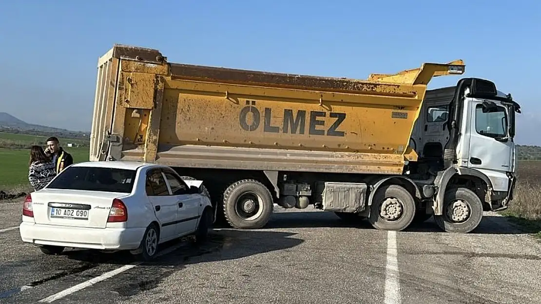 Otomobil kamyonun altına girdi: 1 Yaralı