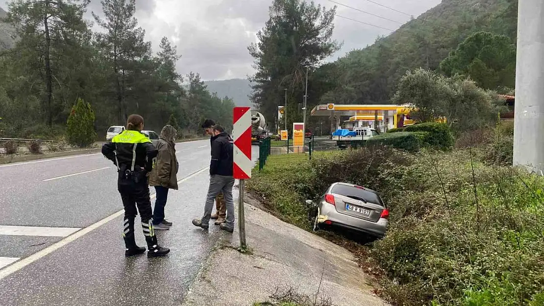 Otomobil kanala uçtu: 1 yaralı