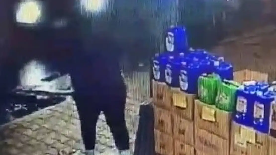 Otomobil markete daldı, ezilmekten son anda kurtuldu