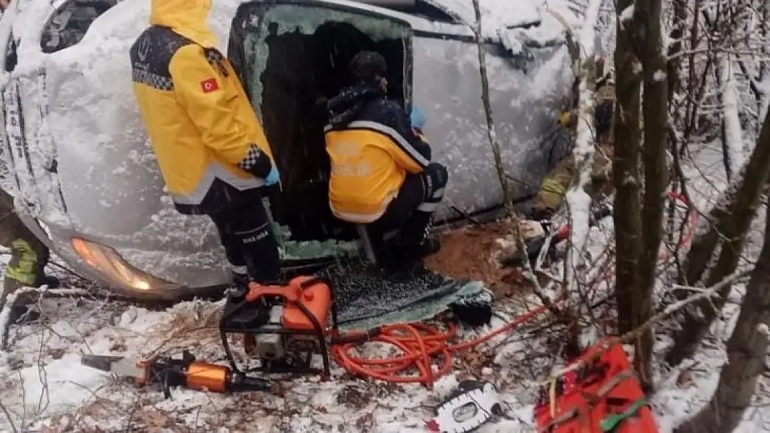 Otomobil takla atıp şarampole yuvarlandı: 3 yaralı