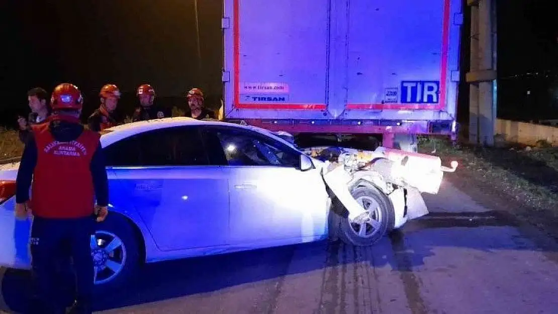 Otomobil TIR'a çarptı