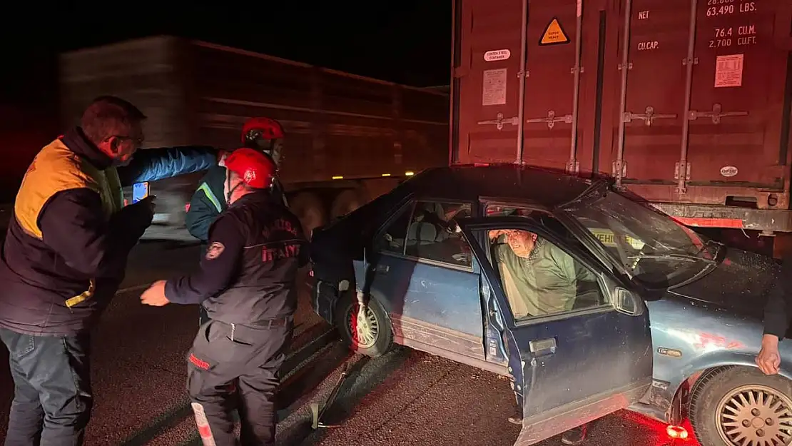 Otomobil, yol kenarındaki tıra çarptı: 2 ağır yaralı