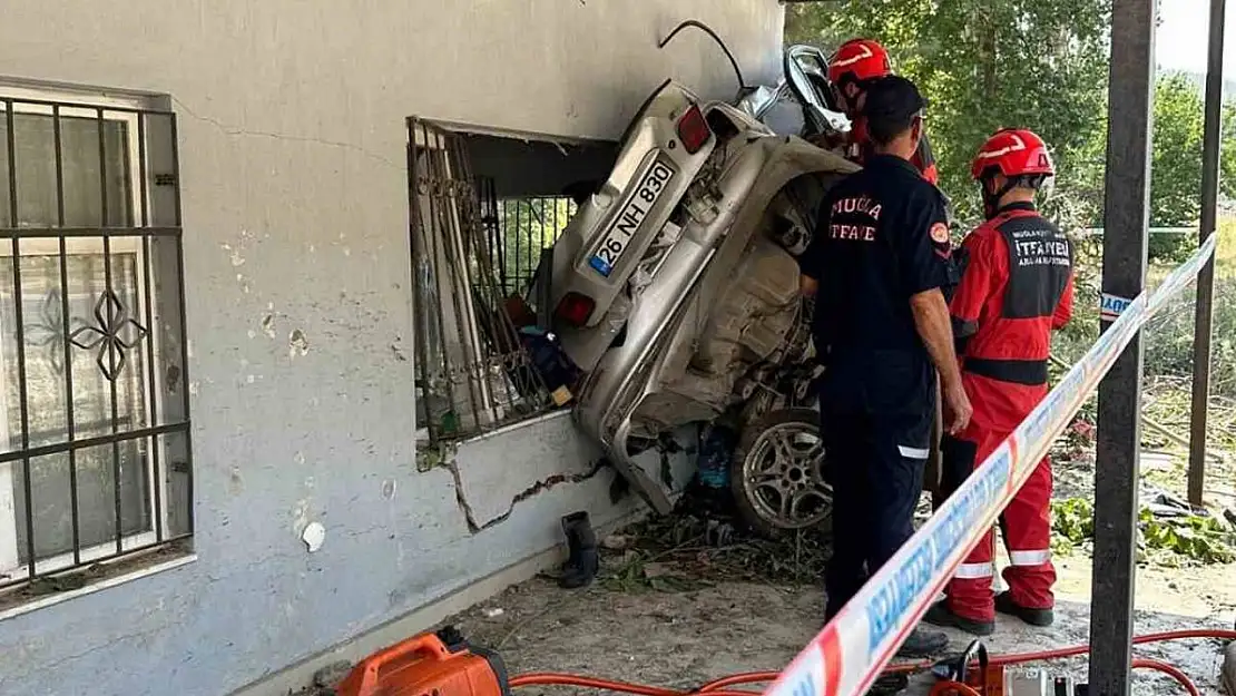 Otomobil yoldan çıktı, sürücü öldü