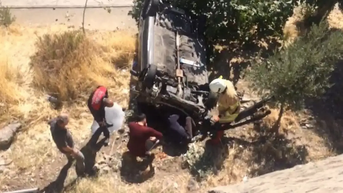 Otomobiliyle yaklaşık 6 metrelik istinat duvarından aşağı düştü