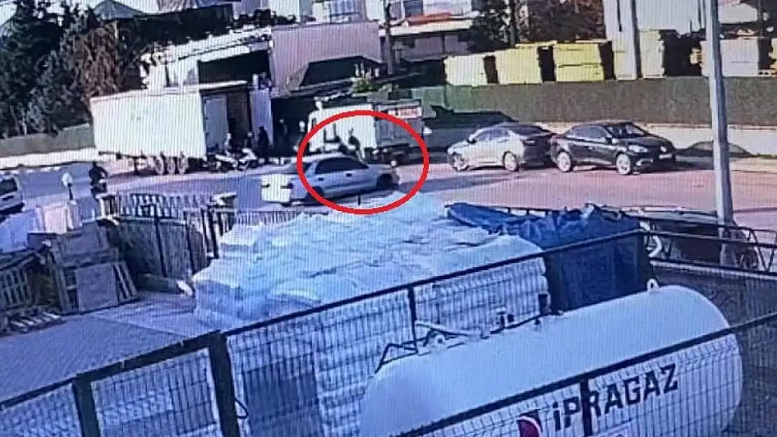 Otomobille çarpışan motosikletteki 2 kişinin yaralandığı anlar kamerada