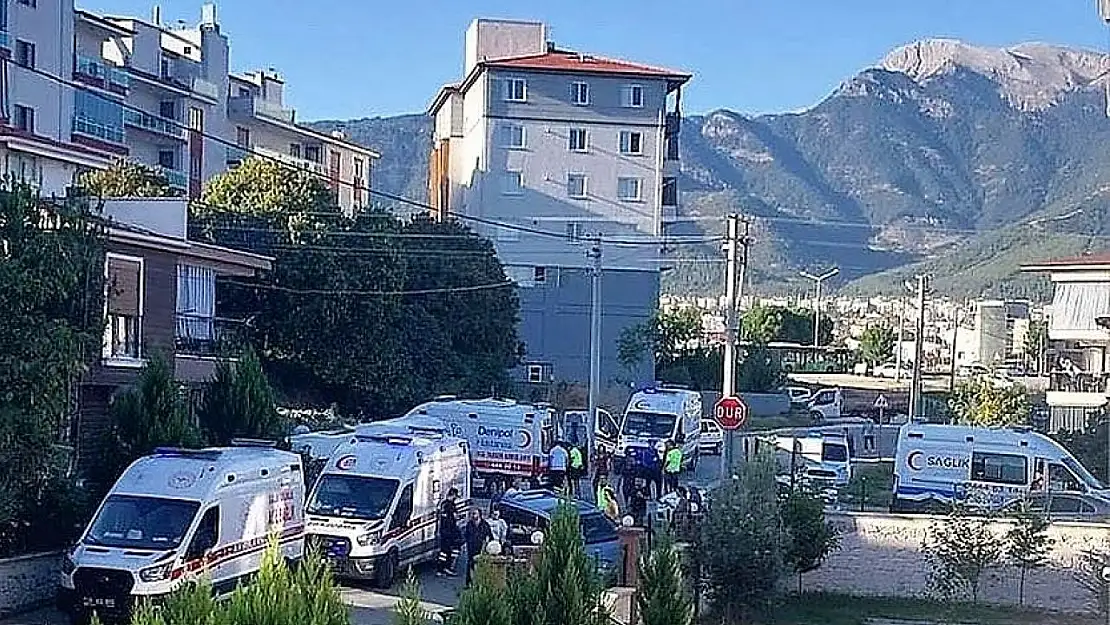 Otomobille çarpışan okul servisi apartman bahçesine uçtu: 14 yaralı