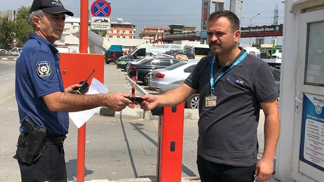 Otopark görevlisinden örnek davranış