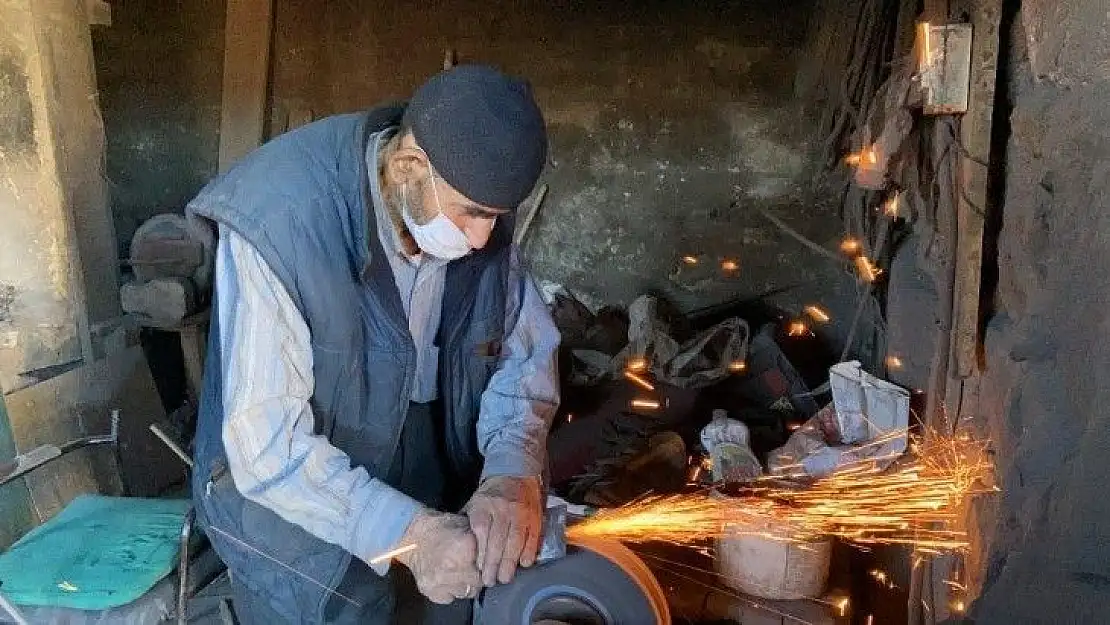 (Özel) 63 yıldır ekmeğini ateş ve örsten çıkarıyor
