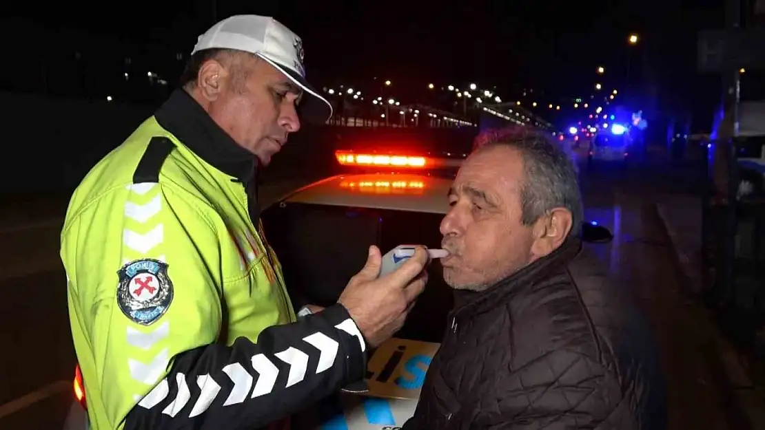 (Özel) Alkollü yakalanmamak için şoför koltuğuna arkadaşını geçirdi, cezadan kaçamadı