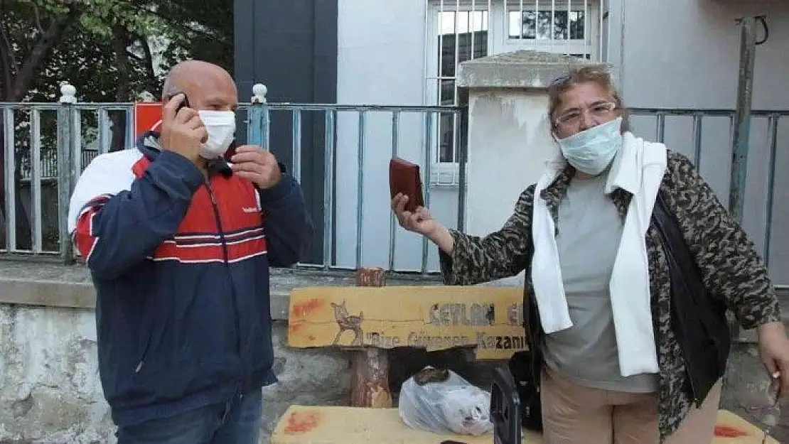 (Özel) Balıkesir'de yolda düşürülen emekli maaşını bulan kadın sahibine teslim etti