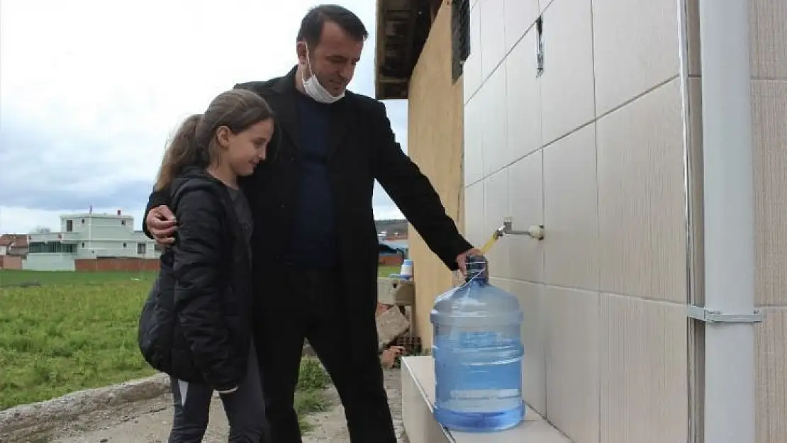 (Özel) Bir liraya bir damacana su satıp 13 öğrenciye burs verdi