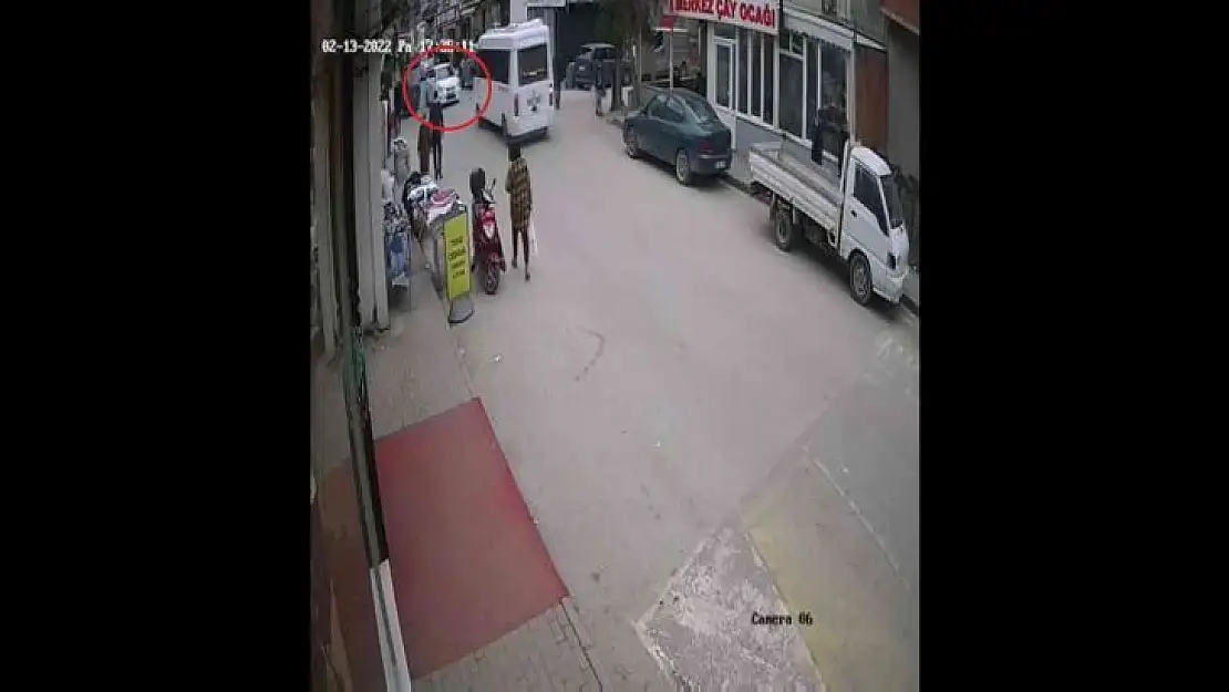 (Özel) Bursa'da acemi sürücü yayaların arasına böyle daldı: 4 yaralı