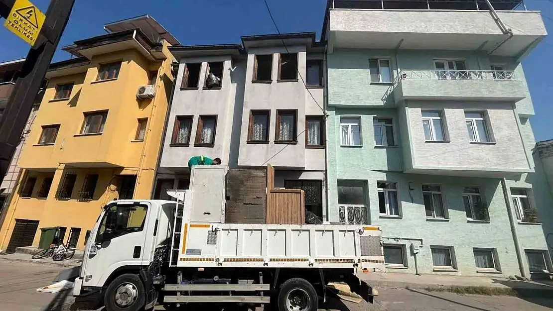 (Özel) Bursa'da bir apartmandan 5 kamyon çöp çıktı